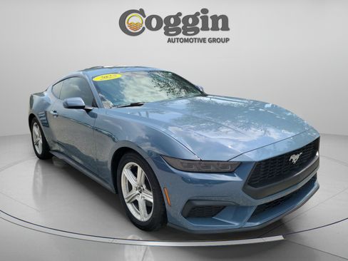 Used 2025 Ford Mustang Coupe RWD image 5