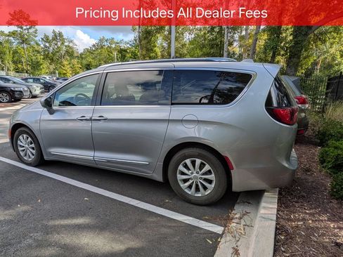 Used 2019 Chrysler Pacifica Touring-L FWD image 4
