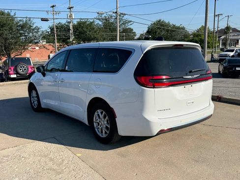 Used 2025 Chrysler Pacifica Select FWD image 8