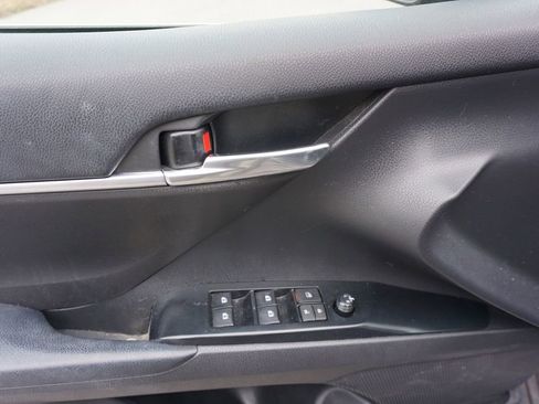 Used 2020 Toyota Camry LE image 4