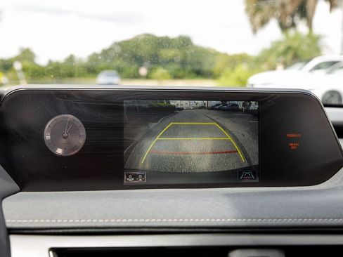 Used 2019 Lexus UX 200 image 19