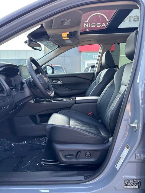 Used 2025 Nissan Rogue Platinum w/ Platinum Premium Package AWD/4WD image 5