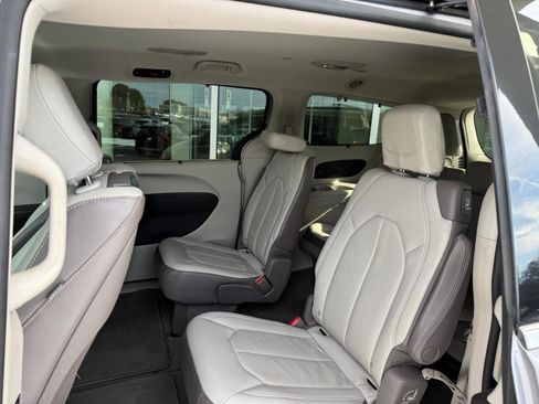 Used 2017 Chrysler Pacifica Touring-L Plus w/ Advanced Safetytec Group image 7