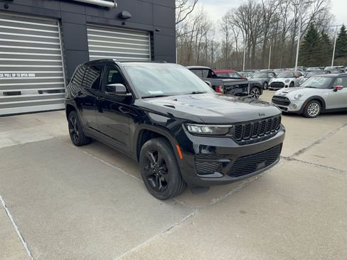 Used 2023 Jeep Grand Cherokee Altitude image 2