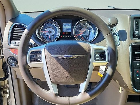 Used 2015 Chrysler Town & Country Touring w/ Driver Convenience Group FWD image 18