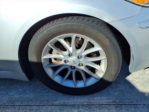 Used 2011 Hyundai Genesis 3.8 image 9