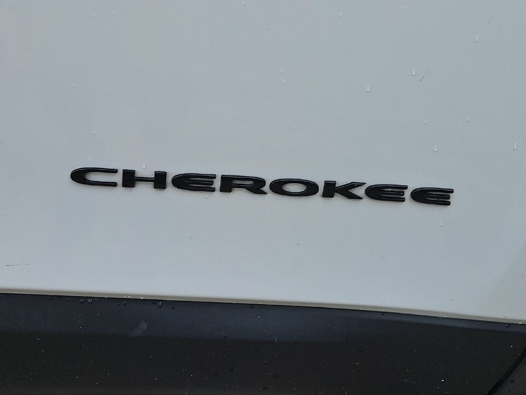 Used 2016 Jeep Cherokee Latitude w/ Cold Weather Group AWD/4WD image 5