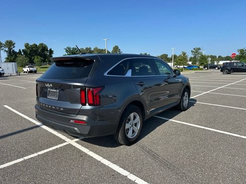 Certified 2022 Kia Sorento LX FWD image 5