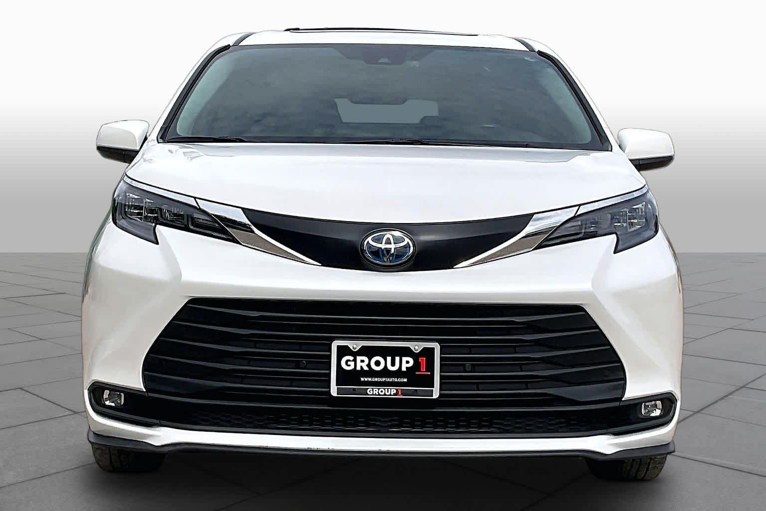 Used 2025 Toyota Sienna XLE FWD image 3