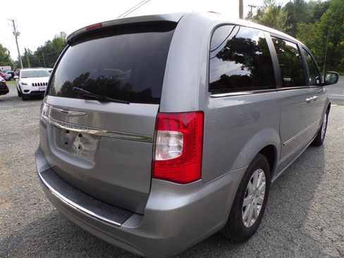 Used 2014 Chrysler Town & Country Touring FWD image 8