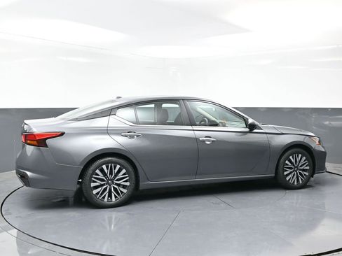 Used 2024 Nissan Altima 2.5 SV image 3