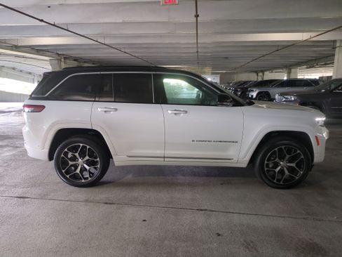 New 2025 Jeep Grand Cherokee Summit image 4