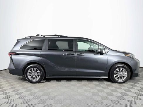 Used 2025 Toyota Sienna LE AWD/4WD image 4