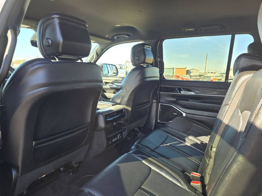 Used 2024 Jeep Wagoneer L Series II w/ Flexible Seating Group AWD/4WD image 13