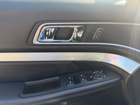 Used 2017 Ford Explorer XLT w/ Equipment Group 202A AWD/4WD image 10