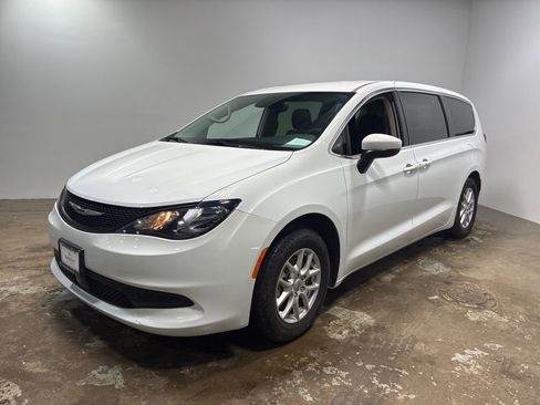 Used 2023 Chrysler Voyager LX image 2