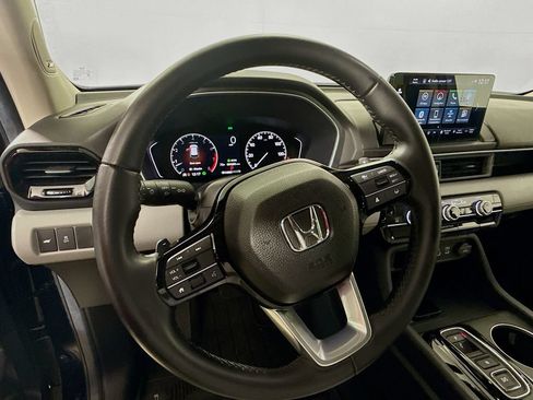 Used 2025 Honda Pilot Touring image 11