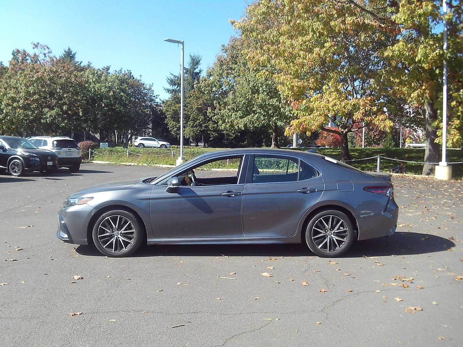 Used 2023 Toyota Camry SE w/ Protection Package (Q2) (TMS) FWD image 2