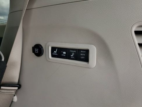 Used 2021 Chrysler Pacifica Limited w/ Uconnect Theater Family Group image 7