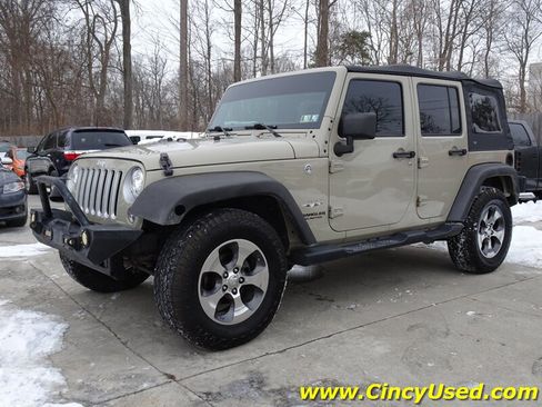 Used 2017 Jeep Wrangler Unlimited Sahara w/ Connectivity Group AWD/4WD image 3