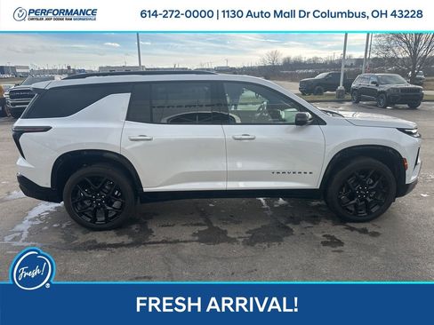 Used 2025 Chevrolet Traverse RS image 3