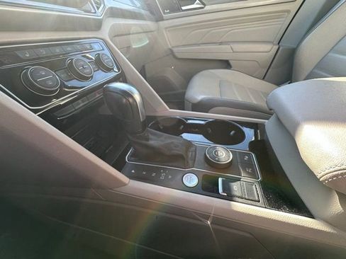 Used 2021 Volkswagen Atlas SEL Premium image 16