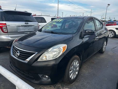 Used 2014 Nissan Versa SV FWD image 2