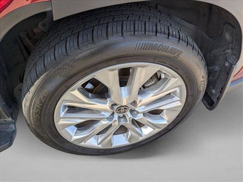 Used 2023 Toyota Highlander Limited FWD image 19