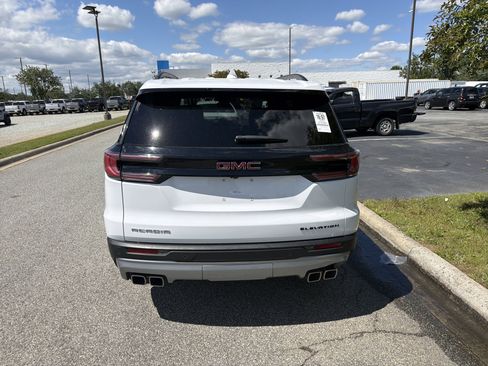 Certified 2025 GMC Acadia Elevation FWD image 9