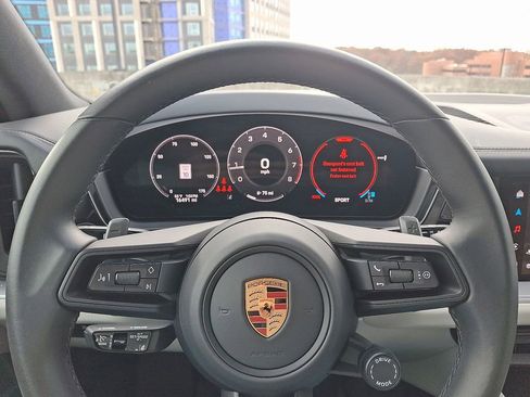 Used 2025 Porsche Cayenne image 22