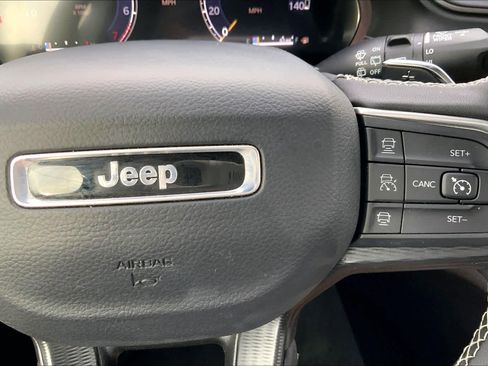 Used 2025 Jeep Grand Cherokee Altitude AWD/4WD image 25