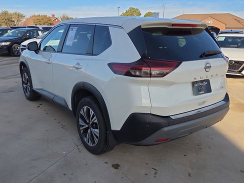 Used 2023 Nissan Rogue SV image 4