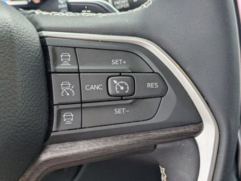 Used 2023 Jeep Grand Cherokee Limited AWD/4WD image 17