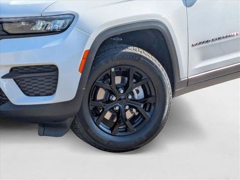 New 2025 Jeep Grand Cherokee Altitude image 10
