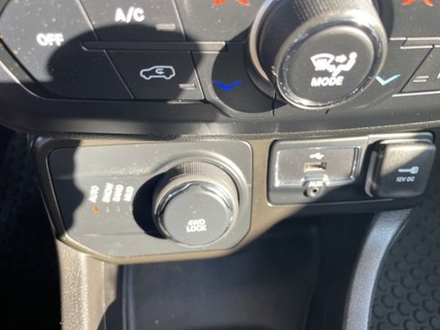 Used 2023 Jeep Renegade Altitude image 27