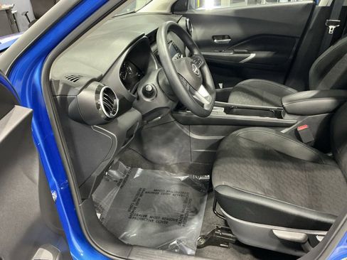 Used 2023 Nissan Kicks SV image 3