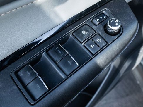 Used 2022 Toyota Venza LE image 20