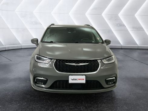 Used 2022 Chrysler Pacifica Touring-L FWD image 2