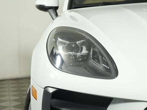 Certified 2021 Porsche Macan AWD/4WD image 11