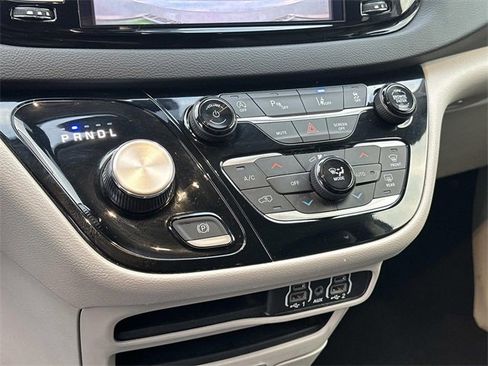Certified 2023 Chrysler Pacifica Touring-L image 25
