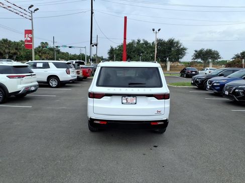 Used 2024 Jeep Wagoneer Series II w/ Flexible Seating Group RWD image 4