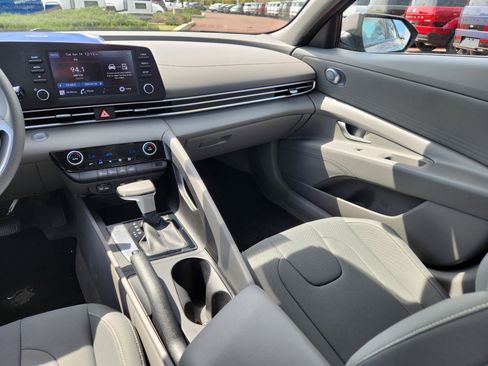 Certified 2023 Hyundai Elantra SEL w/ Preferred Accessory Package image 14