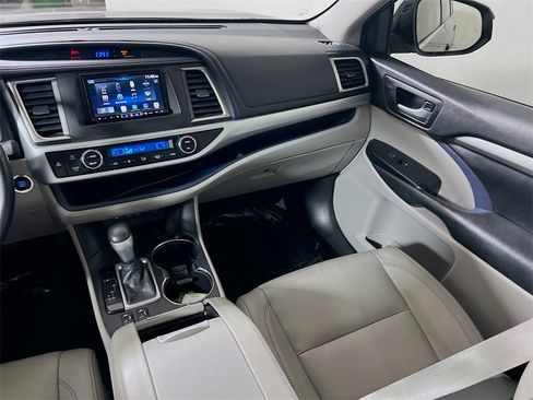 Used 2018 Toyota Highlander XLE w/ Carpet Mat Package (TMS) image 21
