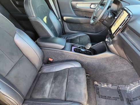 Used 2022 Volvo XC40 T5 R-Design w/ Advanced Package image 4