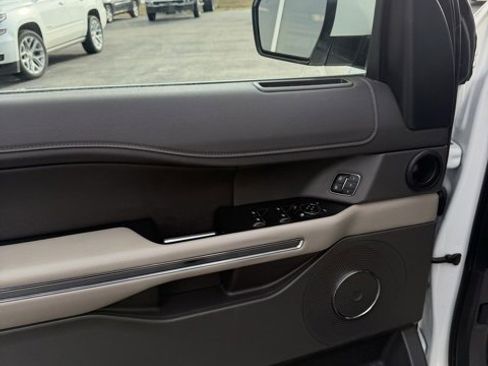 Used 2021 Ford Expedition XLT image 11