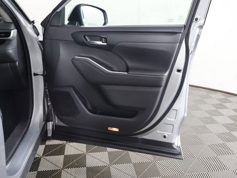 Used 2020 Toyota Highlander XLE image 25