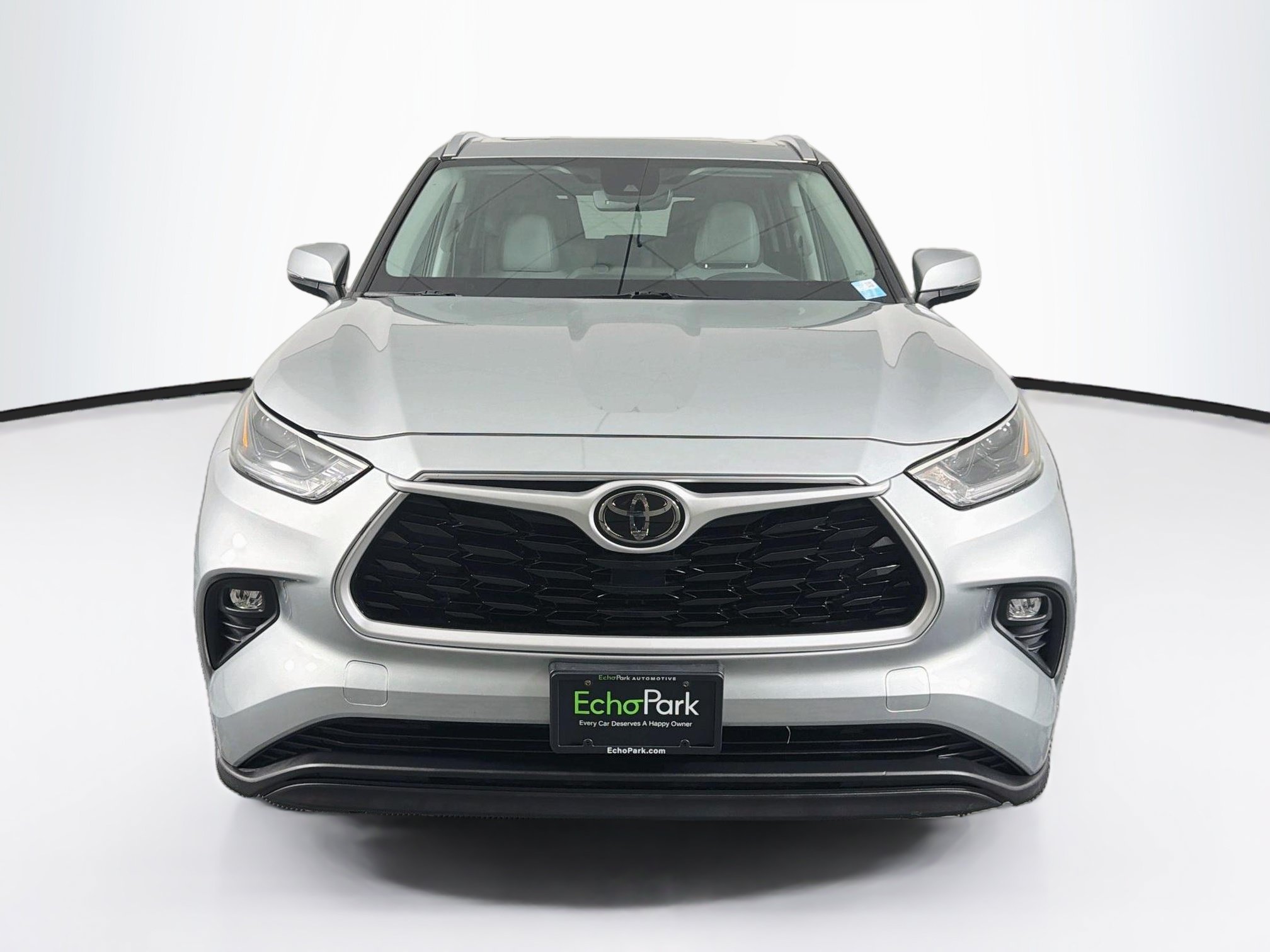 Used 2021 Toyota Highlander XLE FWD image 2