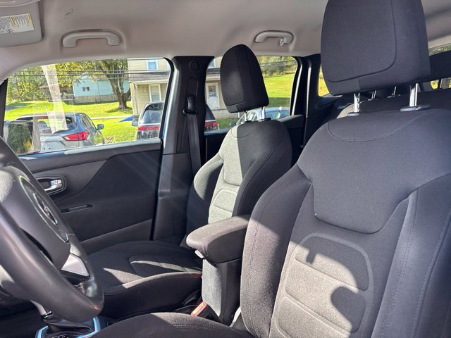 Used 2018 Jeep Renegade Latitude FWD image 12