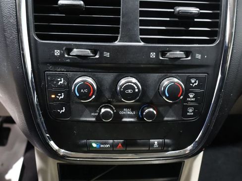 Used 2013 Dodge Grand Caravan SXT w/ UConnect Hands-Free Group image 24