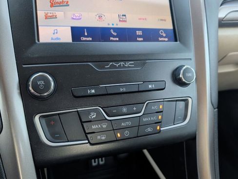 Used 2020 Ford Fusion SE image 24